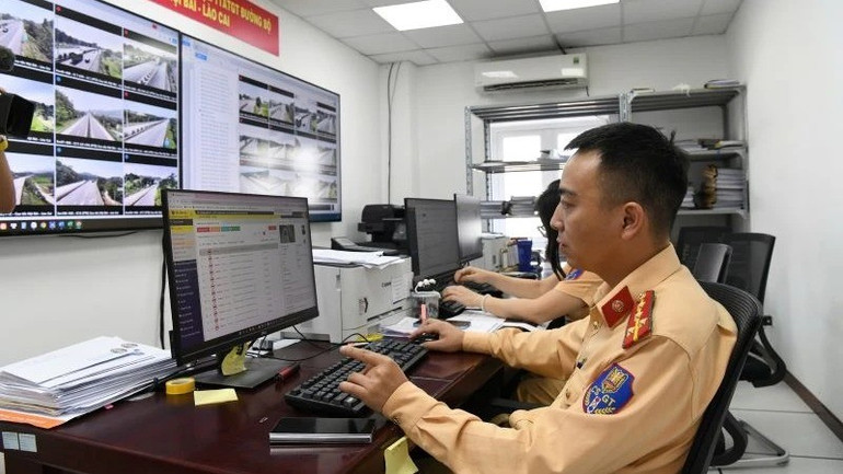 Lực lượng chức năng sử dụng App VNECSGT trong tuần tra, kiểm soát liên tuyến. (Ảnh: THÁI SƠN) 1733071833617-4304.jpg