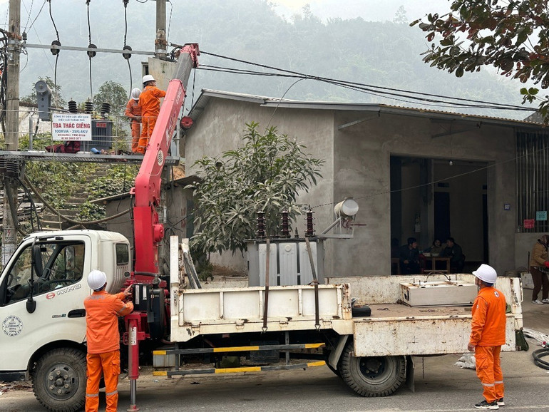Công nhân Điện lực thành phố sửa chữa thay thế các thiết bị điện để bảo đảm cung ứng điện mùa nắng nóng năm nay. img-7425.jpg