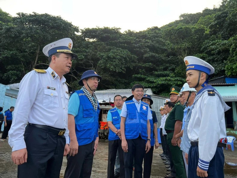 Lãnh đạo Quân chủng Hải quân, Thành phố Hồ Chí Minh thăm hỏi cán bộ, chiến sĩ đang công tác trên đảo Hòn Chuối. (Tổng hợp theo nhandan.vn). 7.jpg