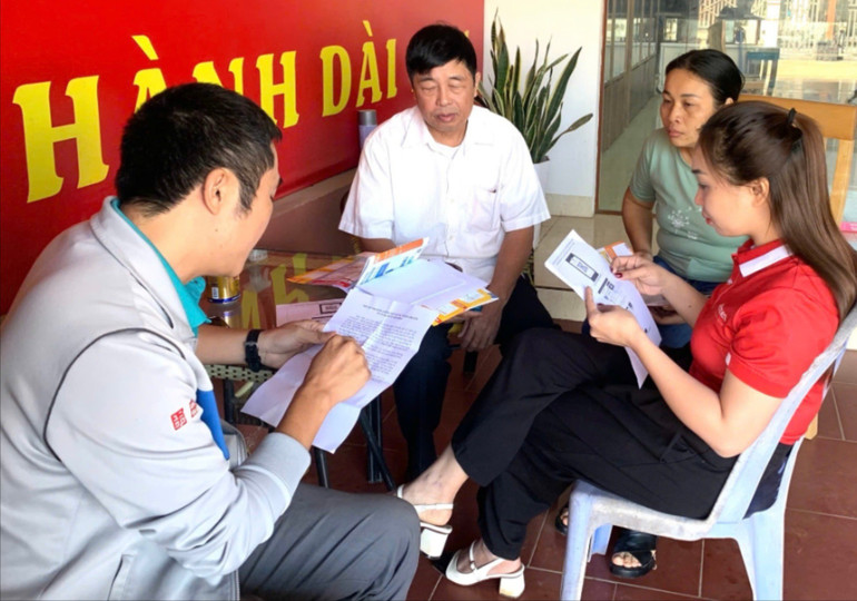 Lãnh đạo phường, Tổ Công nghệ số cộng đồng hướng dẫn người dân ứng dụng các phần mềm thực hiện thủ tục hành chính và dịch vụ công trực tuyến. chuyen-doi-so-song-cau.jpg