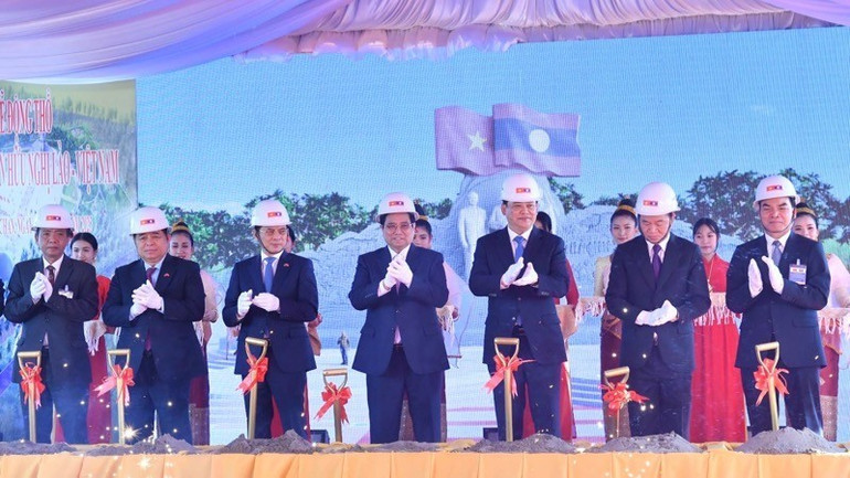 Thủ tướng Phạm Minh Chính và Thủ tướng Sonexay Siphandone và các đồng chí lãnh đạo thực hiện nghi thức động thổ Dự án. (Ảnh: THANH GIANG) a1-2939-2339-8895-205.jpg