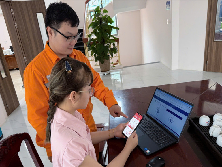 Cán bộ Điện lực thành phố hướng dẫn khách hàng đăng ký dịch vụ thanh toán tiền điện trên nền tảng số. cong-nhan-dien-luc-thanh-pho-huong-dan-khach-hang-thanh-toan-tien-dien-online-1.jpg