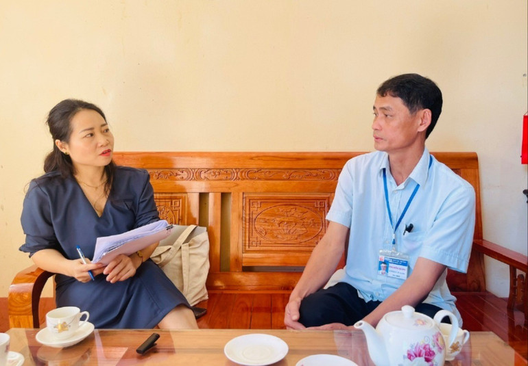 Đồng chí Hoàng Chung Thảo, Phó Tổng biên tập Báo Bắc Kạn nắm tình hình tại xã Bằng Vân, huyện Ngân Sơn (đơn vị được Ban Thường vụ Tỉnh ủy phân công theo dõi). z6068901914523-5735aa0b70af891342a27c42cdca8994.jpg