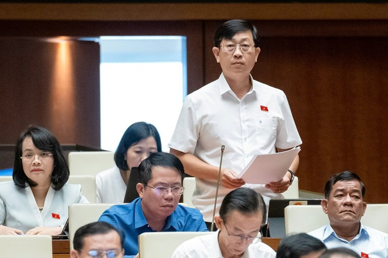 Đại biểu Nguyễn Hữu Thông (Đoàn ĐBQH tỉnh Bình Thuận) phát biểu tại hội trường chiều 23/10. Ảnh: QH Đại biểu Nguyễn Hữu Thông (Đoàn ĐBQH tỉnh Bình Thuận) phát biểu tại hội trường chiều 23/10. Ảnh: QH