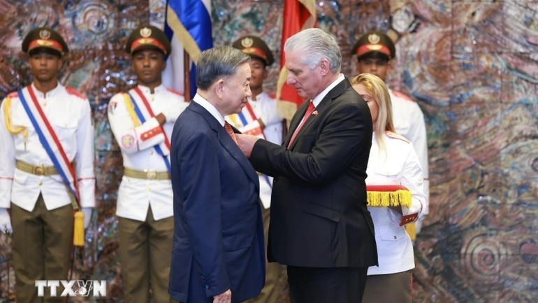 Bí thư thứ nhất Đảng Cộng sản Cuba, Chủ tịch Cuba Miguel Diaz Canel Bermudez trao tặng Huân chương Jose Marti cho Tổng Bí thư, Chủ tịch nước Tô Lâm. (Ảnh: Lâm Khánh/TTXVN) ttxvn-to-lam-jose-marti-2-5192-5576-143.jpg