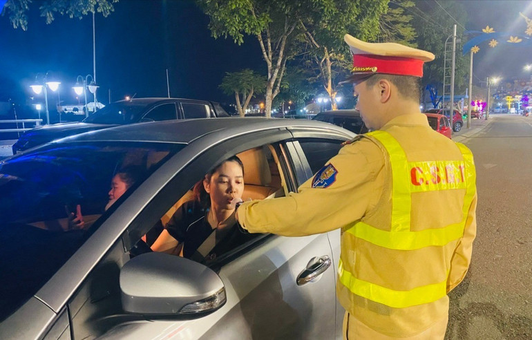 Thực hiện kiểm tra nồng độ cồn với người tham gia giao thông tại đường Thanh Niên, thành phố Bắc Kạn. z6503083830361-975dc77de07221dcd0ed8f144633c3ca.jpg