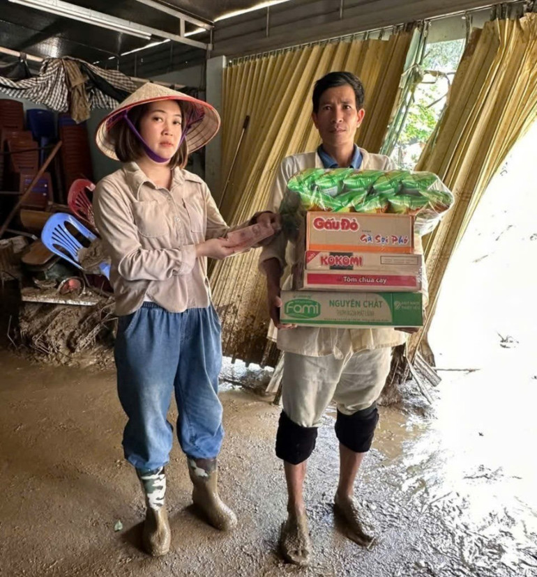 Chị Đoàn Thị Yến vận động, kết nối với các nhà hảo tâm thăm hỏi, hỗ trợ bà con vùng bị lũ quét tại thôn Tẩn Lượt, xã Đồng Phúc (Ba Bể). img-20250605-090128.jpg