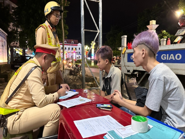 Lực lượng cảnh sát giao thông, Công an TP. Bắc Kạn kiểm tra việc chấp hành các quy định về an toàn giao thông trên các tuyến phố. IMG_3949.JPG