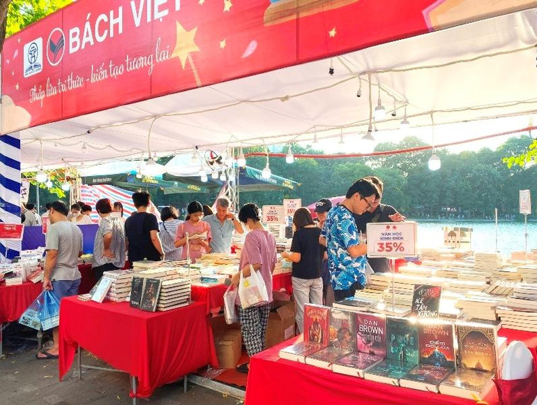Hội sách Hà Nội lần thứ IX - năm 2024 diễn ra từ ngày 27 - 29/9 tại không gian phố đi bộ hồ Hoàn Kiếm (Ảnh chỉ có tính minh hoạ). Hội sách Hà Nội lần thứ IX - năm 2024 diễn ra từ ngày 27 - 29/9 tại không gian phố đi bộ hồ Hoàn Kiếm (Ảnh chỉ có tính minh hoạ).