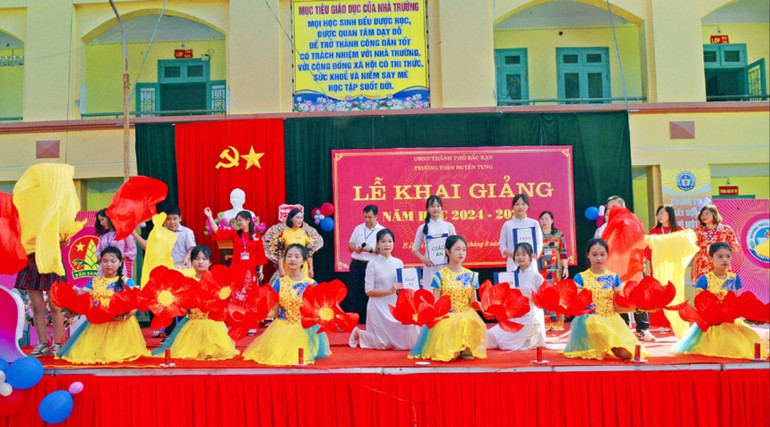 Lễ khai giảng năm học mới của cô và trò Trường THCS Huyền Tụng, TP. Bắc Kạn. ảnh: Mạnh Tuấn 09.jpg