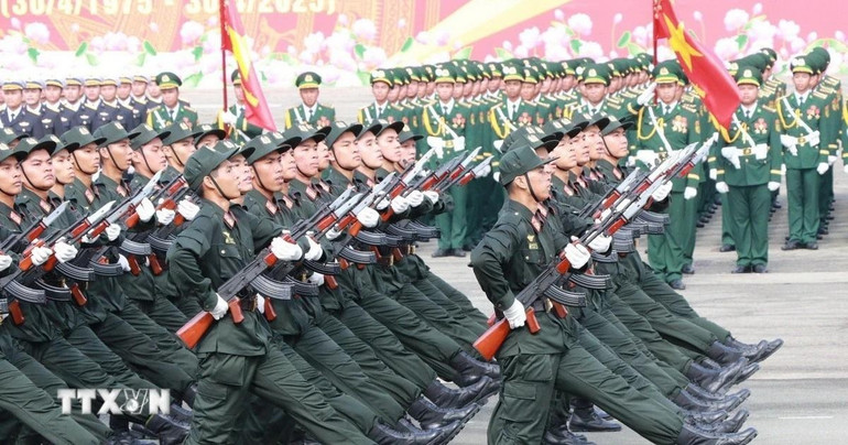 Các khối lực lượng vũ trang diễu binh. (Ảnh: Sỹ Tuyên/TTXVN) ttxvn-dieu-binh-50-nam-thong-nhat-5jpg-4555.jpg