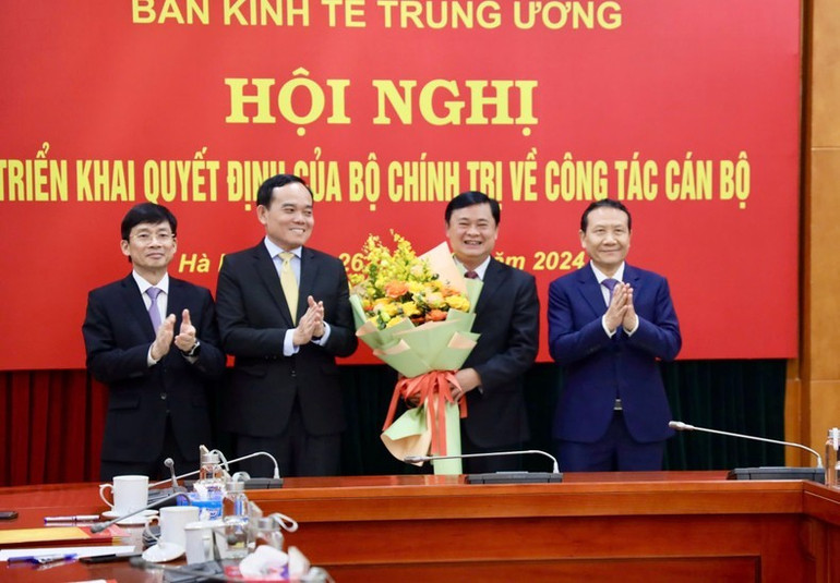 Tập thể lãnh đạo Ban Kinh tế Trung ương chúc mừng đồng chí Thái Thanh Quý. Tập thể lãnh đạo Ban Kinh tế Trung ương chúc mừng đồng chí Thái Thanh Quý.