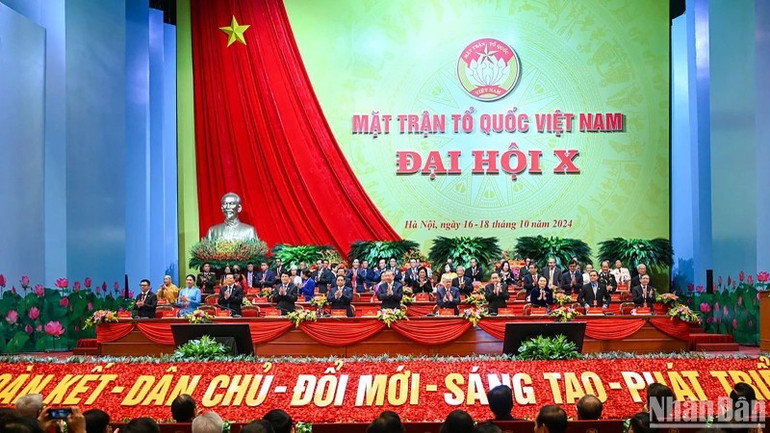 Các đồng chí trong Đoàn Chủ tịch Đại hội đại biểu Mặt trận Tổ quốc Việt Nam lần thứ X. 90-8294.jpg