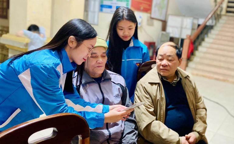 Đoàn viên hỗ trợ người dân sử dụng các ứng dụng số trên điện thoại thông minh. 483104639-2572583229605530-1584997940083993717-n-1.jpg