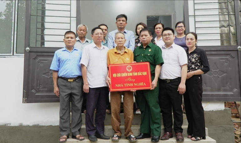 Ông Lê Đắc Phượng, Phó Chủ tịch Hội CCB tỉnh trao nhà tình nghĩa cho hội viên Hoàng Văn Thường, phường Phùng Chí Kiên, TP. Bắc Kạn. dong-chi-le-dac-phuong-pho-chu-tich-hoi-ccb-tinh-trao-nha-tinh-nghia-cho-hoi-vien-hoang-van-thuong-phuong-phung-chi-kien-tp-bac-kan.jpg