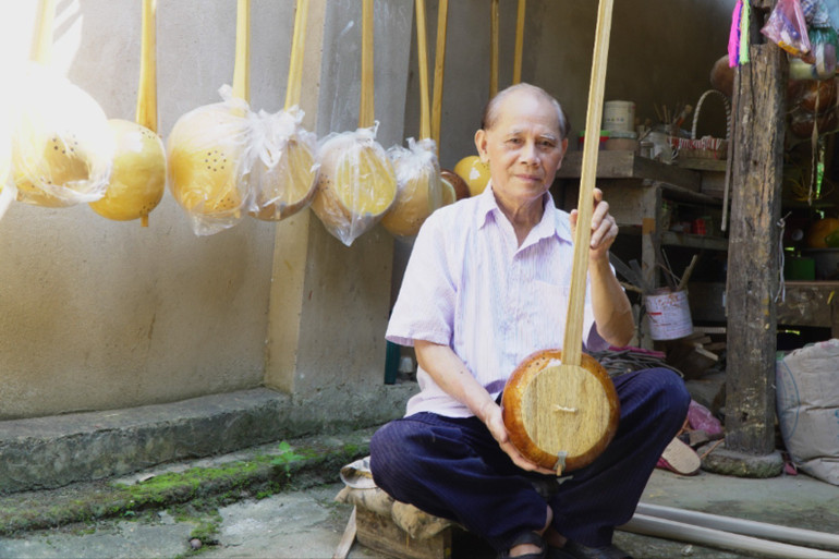 Đàn, hát giúp ông Hoàng Thanh Tâm có thêm niềm vui tuổi già. dsc03393-3426-9566.jpg