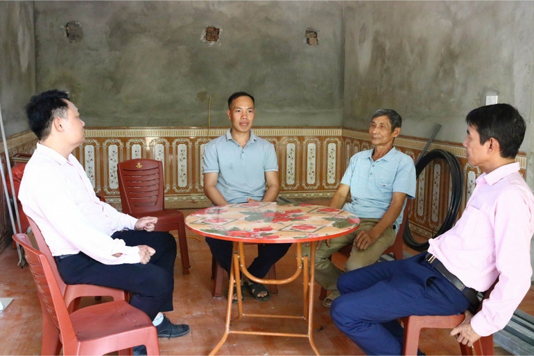 Cán bộ Phòng Giao dịch NHCSXH huyện Ba Bể kiểm tra nguồn vốn cho vay chương trình hỗ trợ làm nhà ở tại xã Bành Trạch. bb.jpg