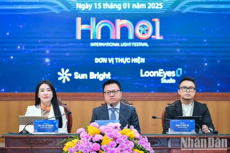 Ban Tổ chức cung cấp thông tin cho báo chí về chương trình. 78.jpg