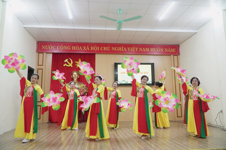 Người cao tuổi phường Đức Xuân (TP. Bắc Kạn) tham gia giao lưu văn nghệ. 75.jpg