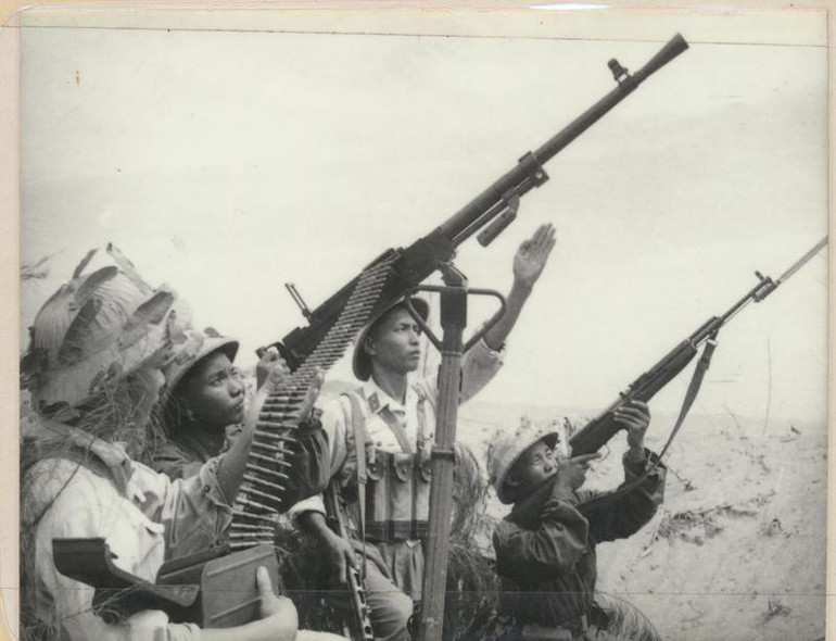 Đội tự vệ Quảng Ninh chiến đấu bắn máy bay Mỹ, ngày 5/8/1964. (Ảnh tư liệu). Đội tự vệ Quảng Ninh chiến đấu bắn máy bay Mỹ, ngày 5/8/1964. (Ảnh tư liệu).