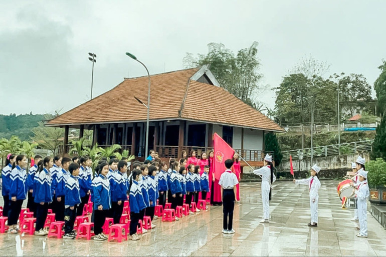 Trường Tiểu học Cao Kỳ tổ chức Lễ kết nạp Đội tại Khu Di tích lịch sử Nà Tu (xã Cẩm Giàng, Bạch Thông). 2-3590-6254.jpg