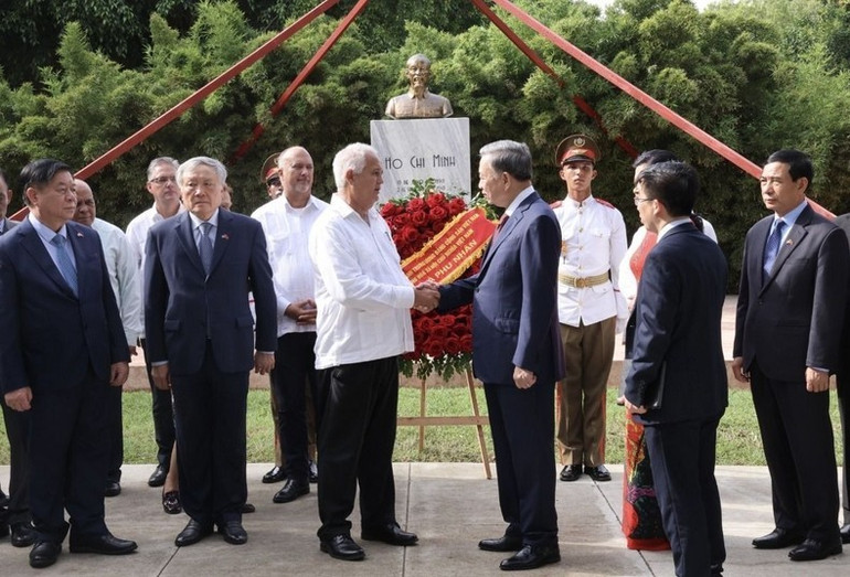 Tổng Bí thư, Chủ tịch nước Tô Lâm và Uỷ viên Trung ương Đảng, Trưởng Ban Đối ngoại Trung ương Đảng Cộng sản Cuba Emilio Lozada García với các đại biểu tại Tượng đài Chủ tịch Hồ Chí Minh ở Thủ đô La Habana. (Ảnh: TTXVN) Tổng Bí thư, Chủ tịch nước Tô Lâm và Uỷ viên Trung ương Đảng, Trưởng Ban Đối ngoại Trung ương Đảng Cộng sản Cuba Emilio Lozada García với các đại biểu tại Tượng đài Chủ tịch Hồ Chí Minh ở Thủ đô La Habana. (Ảnh: TTXVN)