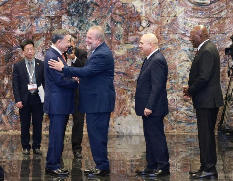 Các đồng chí Lãnh đạo Đảng, Nhà nước Cuba chúc mừng Tổng Bí thư, Chủ tịch nước Tô Lâm. (Ảnh: TTXVN) Các đồng chí Lãnh đạo Đảng, Nhà nước Cuba chúc mừng Tổng Bí thư, Chủ tịch nước Tô Lâm. (Ảnh: TTXVN)
