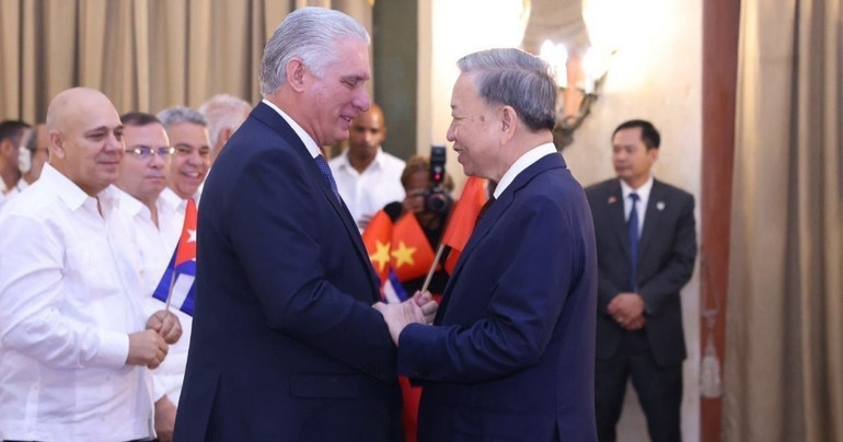 Tổng Bí thư, Chủ tịch nước Tô Lâm và Bí thư thứ nhất Đảng Cộng sản Cuba, Chủ tịch Cuba Miguel Diaz Canel Bermudez tại buổi gặp gỡ đại biểu hữu nghị nhân dân và thế hệ trẻ Cuba. (Ảnh: TTXVN) viet-nam-cuba-1-610jpg-1620-6020.jpg