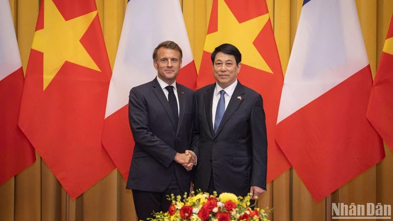 Chủ tịch nước Lương Cường và Tổng thống Pháp Emmanuel Macron tại hội đàm. (Ảnh THỦY NGUYÊN) 52.jpg