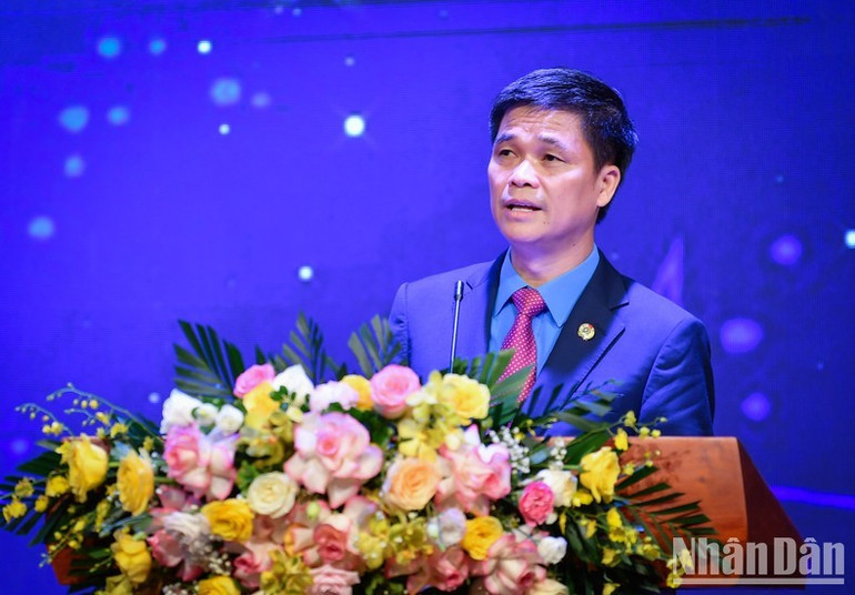 Đồng chí Ngọ Duy Hiểu, Phó Bí thư Đảng đoàn, Phó Chủ tịch Tổng Liên đoàn Lao động Việt Nam, Chủ tịch Công đoàn Viên chức Việt Nam phát biểu tại Lễ Tuyên dương. Đồng chí Ngọ Duy Hiểu, Phó Bí thư Đảng đoàn, Phó Chủ tịch Tổng Liên đoàn Lao động Việt Nam, Chủ tịch Công đoàn Viên chức Việt Nam phát biểu tại Lễ Tuyên dương.