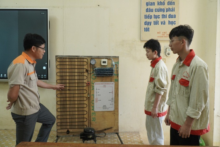 Trong chương trình đào tạo nghề, Trường Cao đẳng Bắc Kạn dành phần lớn thời gian để sinh viên được thực hành. DSC01673.JPG