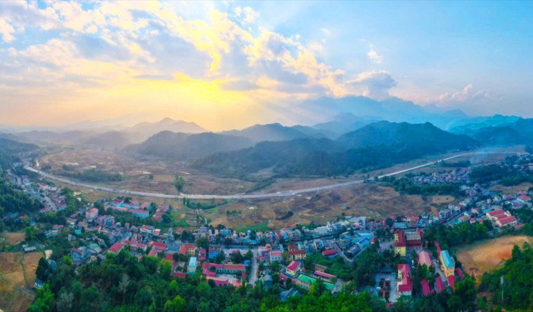 Một góc thị trấn Phủ Thông nhìn từ trên cao. mot-goc-thi-tran-phu-thong-nhin-tu-tren-cao.jpg