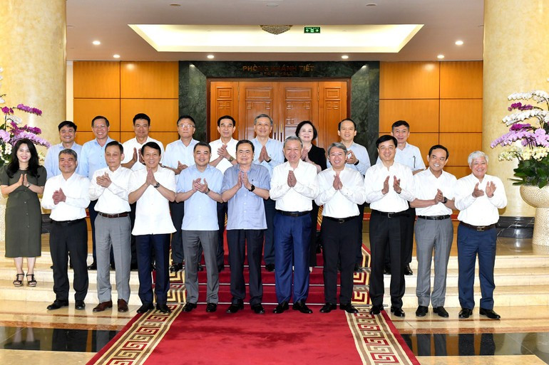 El Secretario General To Lam y miembros del Comité Directivo asistieron a la reunión. (Foto: DANG KHOA) Tổng Bí thư Tô Lâm với các đồng chí thành viên Ban Chỉ đạo tham dự phiên họp. (Ảnh ĐĂNG KHOA)