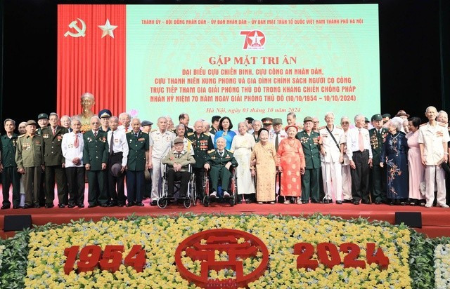 Phó Bí thư Thường trực Thành ủy Nguyễn Thị Tuyến chụp ảnh lưu niệm cùng các đại biểu. 310-3824-8452.jpeg