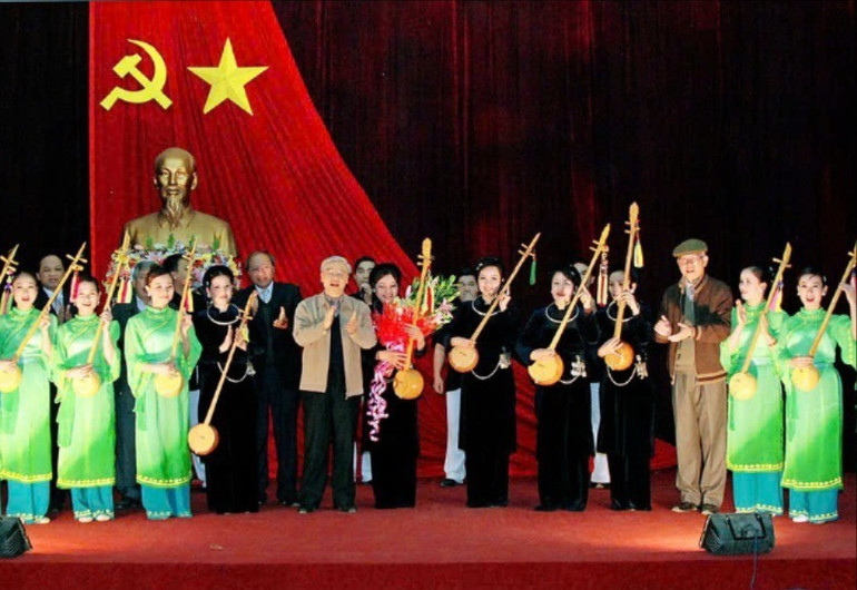 Cố Tổng Bí thư Nguyễn Phú Trọng với Đoàn Nghệ thuật dân tộc tỉnh Bắc Kạn. Ảnh: Mạnh Tuấn z5972138167960-a6212d86f58d0bc7240b454ecfcd1c3e-6912-18.jpg