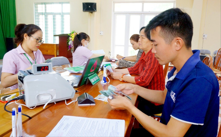 Người dân xã Nông Thượng vay vốn tín dụng chính sách. DSC04360A.JPG