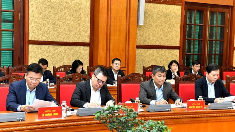 Các thành viên của Tiểu ban tham dự phiên họp. (Ảnh: ĐĂNG KHOA) Các thành viên của Tiểu ban tham dự phiên họp. (Ảnh: ĐĂNG KHOA)