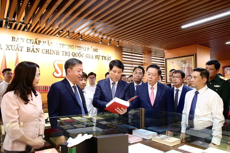 Đồng chí Lương Cường, Ủy viên Bộ Chính trị, Thường trực Ban Bí thư và đồng chí Nguyễn Trọng Nghĩa, Ủy viên Bộ Chính trị, Bí thư Trung ương Đảng, Trưởng Ban Tuyên giáo Trung ương cùng các đại biểu tham quan gian trưng bày sách của Nhà xuất bản Chính trị quốc gia Sự thật. Đồng chí Lương Cường, Ủy viên Bộ Chính trị, Thường trực Ban Bí thư và đồng chí Nguyễn Trọng Nghĩa, Ủy viên Bộ Chính trị, Bí thư Trung ương Đảng, Trưởng Ban Tuyên giáo Trung ương cùng các đại biểu tham quan gian trưng bày sách của Nhà xuất bản Chính trị quốc gia Sự thật.