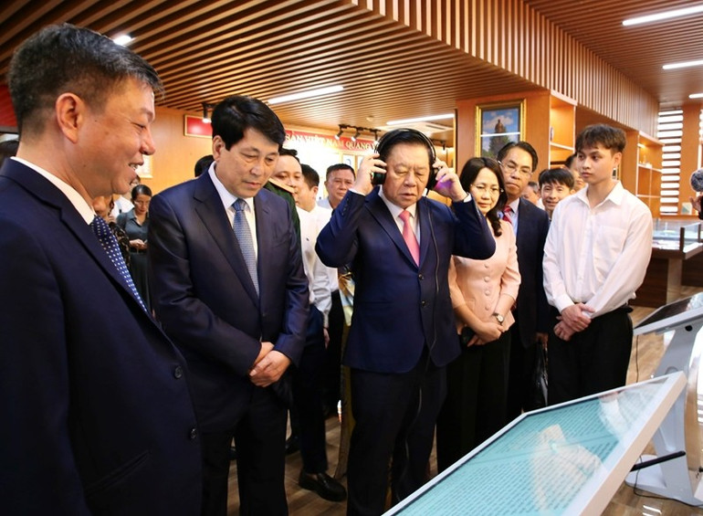 Các đại biểu trải nghiệm sách nói tại gian trưng bày sách. Các đại biểu trải nghiệm sách nói tại gian trưng bày sách.
