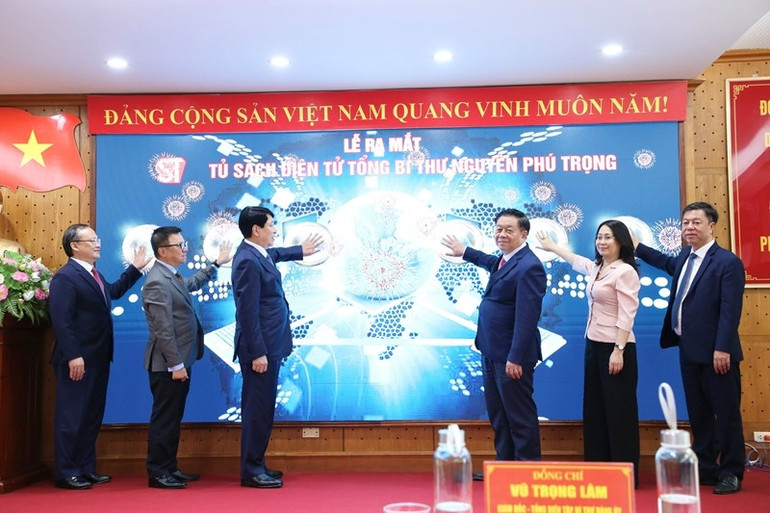 Các đại biểu bấm nút khai trương Tủ sách điện tử Tổng Bí thư Nguyễn Phú Trọng. Các đại biểu bấm nút khai trương Tủ sách điện tử Tổng Bí thư Nguyễn Phú Trọng.