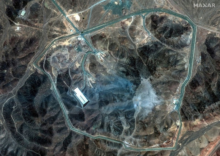 Ảnh vệ tinh cho thấy toàn cảnh cơ sở hạt nhân Fordow của Iran sau cuộc không kích của Mỹ. Ảnh: Reuters hat-nhan.jpg