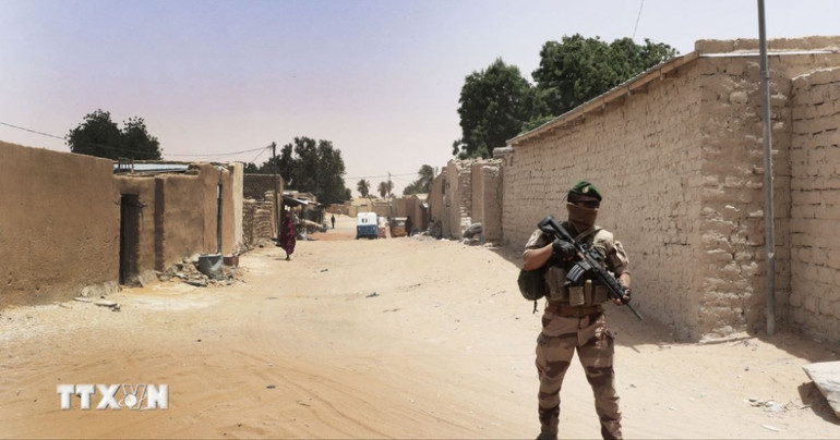 Binh sĩ tuần tra tại khu vực Faya-Largeau, miền bắc Cộng hòa Chad. (Ảnh: AFP/TTXVN) ttxvn-chad-8619-1291-7001-9434.jpg