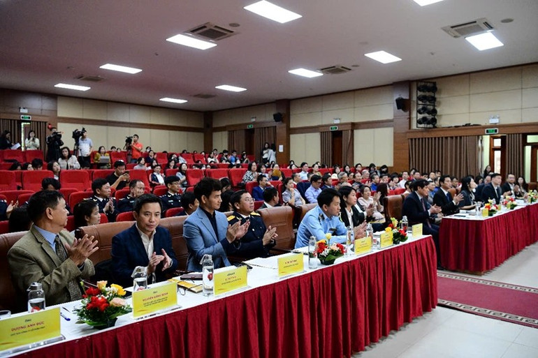 Các đại biểu và đông đảo các em sinh viên Trường Đại học Ngoại thương dự Lễ phát động. Các đại biểu và đông đảo các em sinh viên Trường Đại học Ngoại thương dự Lễ phát động.