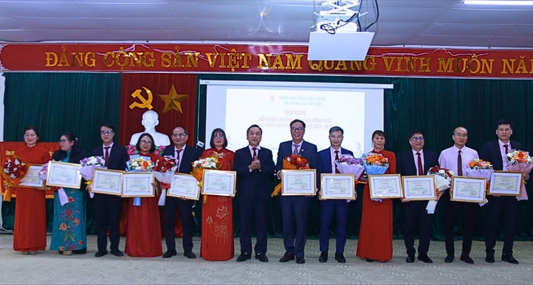 Các cá nhân của Chi nhánh NHCSXH tỉnh được nhận Giấy khen của Tổng Giám đốc NHCSXH Việt Nam trong phong trào thi đua, giai đoạn 2020 - 2025. 3-5103.jpg