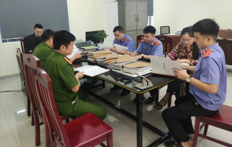 Viện KSND huyện Chợ Đồn phối hợp với Ủy ban MTTQ Việt Nam huyện kiểm sát việc tiếp nhận, giải quyết tố giác, tin báo về tội phạm tại Cơ quan Cảnh sát điều tra Công an huyện. z5980274870219-55bf40c90a6f5dbf3c6429ac0a576cd5.jpg