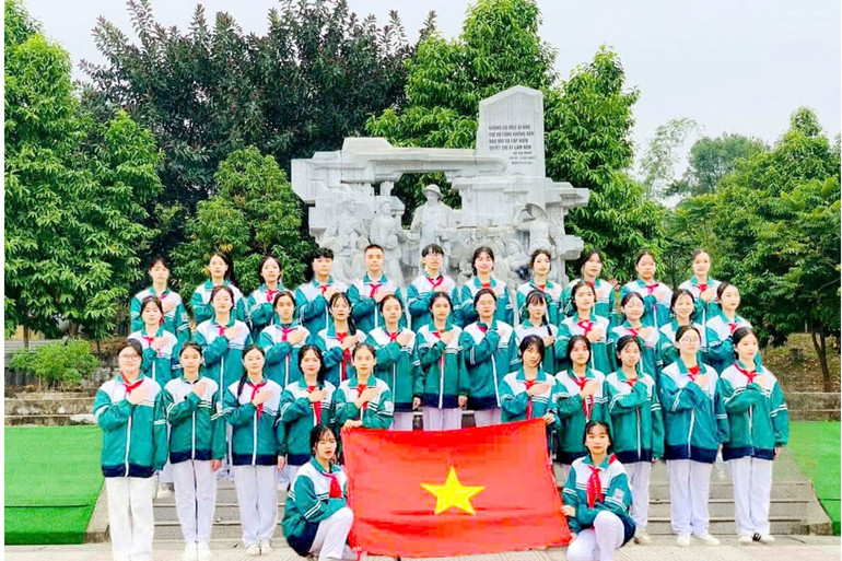 Học sinh Trường THCS Bắc Kạn (TP. Bắc Kạn) hát Quốc ca tại Di tích lịch sử Nà Tu. 1c.jpg
