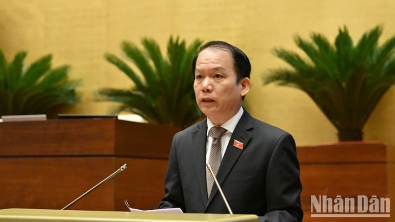 Chủ nhiệm Ủy ban Pháp luật và Tư pháp của Quốc hội Hoàng Thanh Tùng trình bày báo cáo thẩm tra. (Ảnh: THỦY NGUYÊN) Chủ nhiệm Ủy ban Pháp luật và Tư pháp của Quốc hội Hoàng Thanh Tùng trình bày báo cáo thẩm tra. (Ảnh: THỦY NGUYÊN)