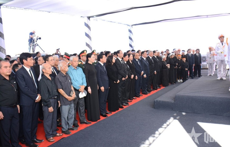 Các đồng chí lãnh đạo, nguyên lãnh đạo Đảng, Nhà nước, Quốc hội, Chính phủ, Mặt trận Tổ quốc Việt Nam dự Lễ an táng nguyên Chủ tịch nước Trần Đức Lương. 136.jpg