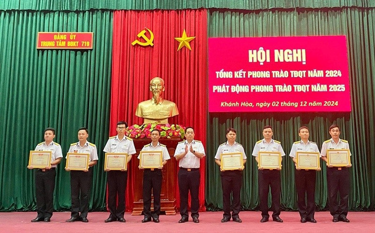 Thủ trưởng Bộ Tư lệnh Vùng 4 Hải quân trao thưởng cho các tập thể, cá nhân đạt thành tích xuất sắc trong phong trào thi đua quyết thắng năm 2024 của Trung tâm. (Theo dangcongsan.vn) 090.jpg