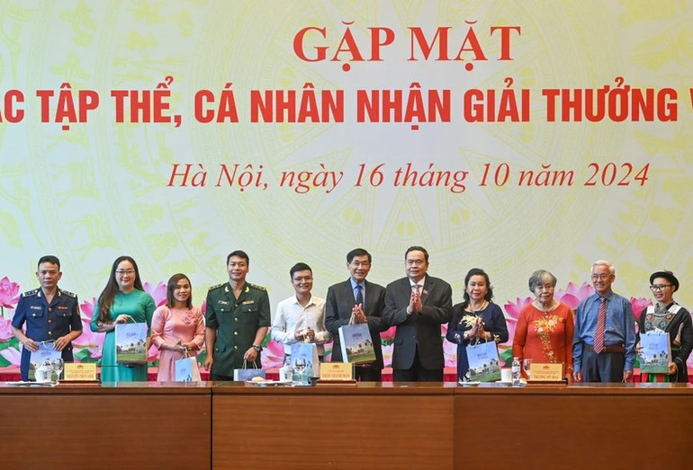 Chủ tịch Quốc hội Trần Thanh Mẫn tặng quà cho các tập thể, cá nhân nhận Giải thưởng Vừ A Dính. (Ảnh: DUY LINH) 54-8070.jpg
